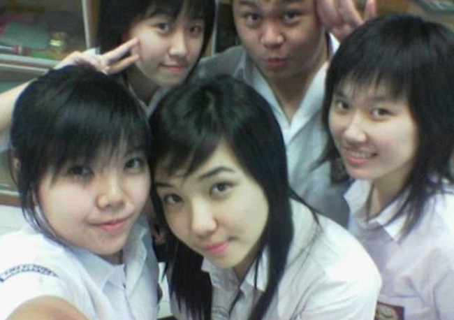 Selalu ingin terlihat kekinian sepertinya sudah mendarah daging sejak masa belia Gisella. Tren pada masanya, rambut bergaya shaggy lurus menjadi andalannya ketika SMA. (Foto: Instagram)