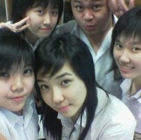 Selalu ingin terlihat kekinian sepertinya sudah mendarah daging sejak masa belia Gisella. Tren pada masanya, rambut bergaya shaggy lurus menjadi andalannya ketika SMA. (Foto: Instagram)