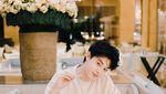 Pose Gemas Gabriel Prince saat Nikmati Kue Red Velvet