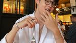 Pose Gemas Gabriel Prince saat Nikmati Kue Red Velvet