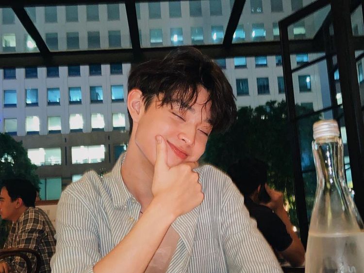 Pose Gemas Gabriel Prince saat Nikmati Kue Red Velvet