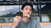 Tak hanya suka yang manis-manis, sebagai pecinta kuliner, Gabriel Prince juga menyukai makanan Jepang. Ini momennya saat menikmati sushi. Foto: Instagram @phrrince