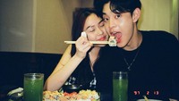 Ada lagi momen menggemaskan Gabriel Prince saat makan sushi. Kali ini ia disuapi oleh seorang wanita. Foto: Instagram @phrrince