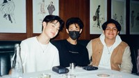 Saat nongkrong di kafe, Gabriel Prince selalu mengajak teman-temannya. Seperti yang terlihat pada momen yang satu ini. Mereka memesan beberapa minuman dan makanan. Foto: Instagram @phrrince