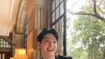 Pose Gemas Gabriel Prince saat Nikmati Kue Red Velvet