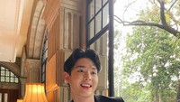 Sebelum pesanan datang, Gabriel Prince memanfaatkan waktu untuk berfoto. Begini momennya saat mampir ke restoran mewah. Foto: Instagram @phrrince