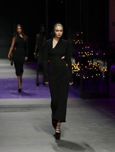 MILAN, ITALY - SEPTEMBER 23: Gigi Hadid walks the runway of the Versace Fashion Show during the Milan Fashion Week Womenswear Spring/Summer 2023 on September 23, 2022 in Milan, Italy. (Photo by Vittorio Zunino Celotto/Getty Images)