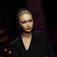 Model Gigi Hadid terang-terangan mendukung Palestina di tengah perang yang sedang berlangsung antara Hamas dan Israel. Model 28 tahun ini mengecamkan serangan Hamas pada 6 Oktober 2023, namun tetap menegaskan sikapnya bela Palestina. Mengutuk pemerintah Israel bukan berarti anti semitisme dan mendukung Palestina bukan berarti mendukung Hamas, tulisnya di Instagram. Foto: Getty Images/Vittorio Zunino Celotto
