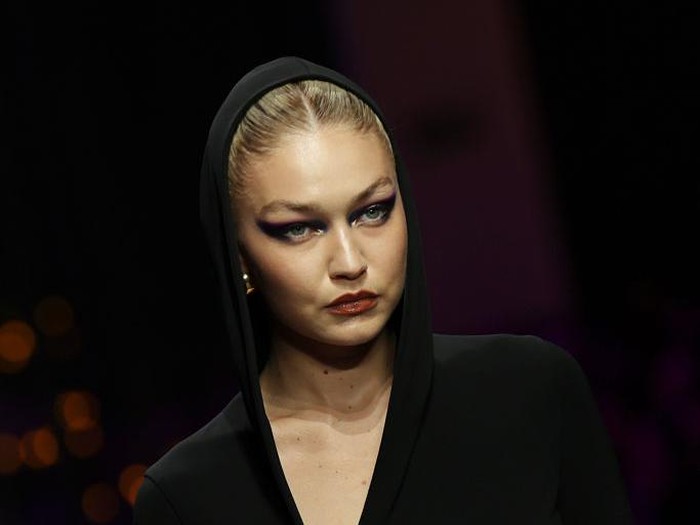 Gigi Hadid MILAN, ITALY - SEPTEMBER 23: Gigi Hadid walks the runway of the Versace Fashion Show during the Milan Fashion Week Womenswear Spring/Summer 2023 on September 23, 2022 in Milan, Italy. (Photo by Vittorio Zunino Celotto/Getty Images)