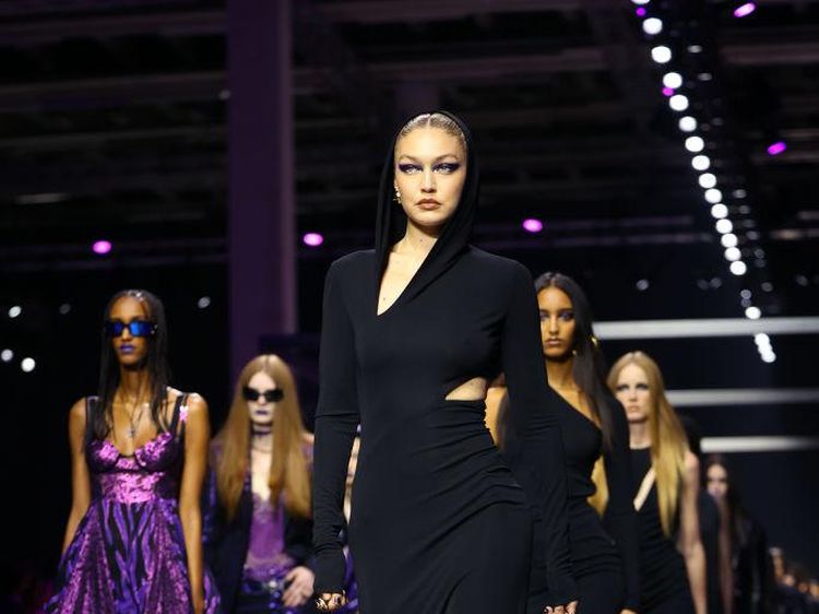 7 Foto Gigi Hadid Jadi Model Versace Setelah Gosip Dipacari Leonardo DiCaprio