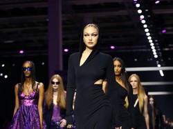 7 Foto Gigi Hadid Jadi Model Versace Setelah Gosip Dipacari Leonardo DiCaprio