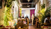 Restoran ini jadi destinasi wisata populer di kota Cartagena. Dengan sentuhan warna merah muda, bagian aula penjara diubah jadi ruang makan yang nyaman untuk para pengunjung. Foto: Instagram Interno