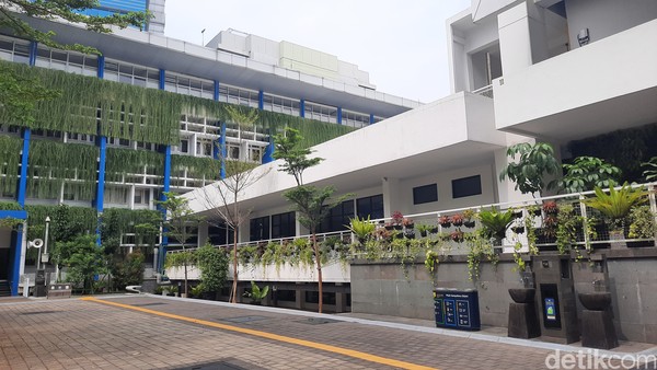 Tak hanya di area taman dan lapangan, nuansa hijau juga dapat terlihat di bagian luar setiap bangunan. Tak hanya di area taman dan lapangan, nuansa hijau juga dapat terlihat di bagian luar setiap bangunan.