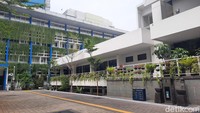 Tak hanya di area taman dan lapangan, nuansa hijau juga dapat terlihat di bagian luar setiap bangunan.