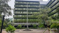 Selain taman untuk bersantai, ada juga area yang diperuntukkan khusus sebagai tempat upacara para pegawai. Meski untuk upacara, area ini tetap tampak sangat hijau.