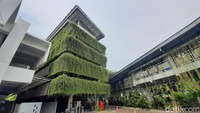 Ini merupakan bangunan untuk tempat parkir motor. Di bagian atas bangunan terdapat panel surya yang menjadi sumber listrik mandiri bagi bangunan tersebut.