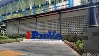 Selain berada di area yang sangat luas, kantor ini juga sangat hijau dan asri. Setiap sudut kantor pusat ini akan dihiasi oleh tanaman hijau.