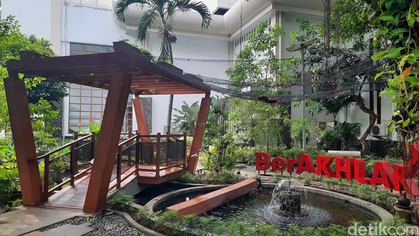 Selain nuansa hijau, kantor pusat PUPR ini juga memiliki beberapa taman. Salah satunya yaitu Taman Sanita yang dilengkapi dengan sebuah kolam yang airnya merupakan air hasil olahan dari air wudhu yang terbuang. Selain nuansa hijau, kantor pusat PUPR ini juga memiliki beberapa taman. Salah satunya yaitu Taman Sanita yang dilengkapi dengan sebuah kolam yang airnya merupakan air hasil olahan dari air wudhu yang terbuang.Â