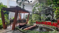 Selain nuansa hijau, kantor pusat PUPR ini juga memiliki beberapa taman. Salah satunya yaitu Taman Sanita yang dilengkapi dengan sebuah kolam yang airnya merupakan air hasil olahan dari air wudhu yang terbuang. 