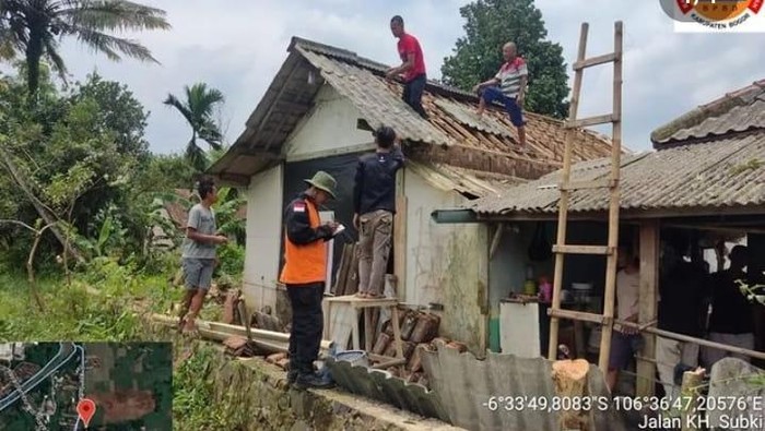 Hujan deras dan angin kencang menyebabkan 8 rumah di Kabupaten Bogor rusak (dok BPBD)