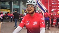 Salah satu olahraga favoritnya adalah bersepeda. Mengejutkannya lagi, di umurnya yang tidak lagi muda, ia masih sanggup untuk menggowes hingga 70 Km jauhnya. Foto: Fadilla Namira/detikHealth