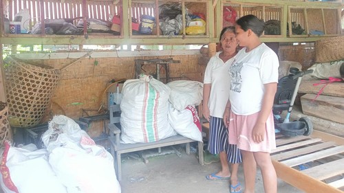 Istri Wayan Kariasa, Kadek Sri dan mertuanya Nyoman Nami ditemui di rumahnya di Banjar Batu Sari, Sangeh, Abiansemal, Badung