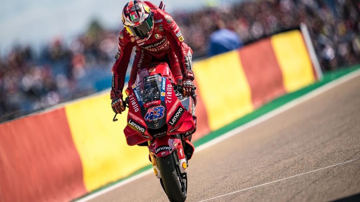 ALCANIZ, SPAIN - SEPTEMBER 18: Jack Miller of Australia and Ducati Lenovo Team enters the pitlane with a stoppie during the race of the MotoGP Gran Premio Animoca Brands de Aragón at Motorland Aragon Circuit on September 18, 2022 in Alcaniz, Spain. (Photo by Steve Wobser/Getty Images)
