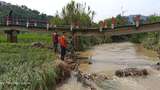 Jembatan Penghubung 2 Desa di Sukabumi Terputus Usai Diterjang Banjir