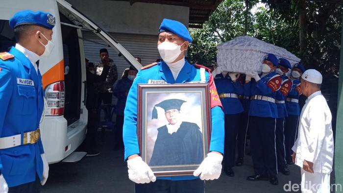 Jenazah Prof Samekto Wibowo Guru Besar UGM dimakamkan di Klaten, Minggu (25/9/2022).