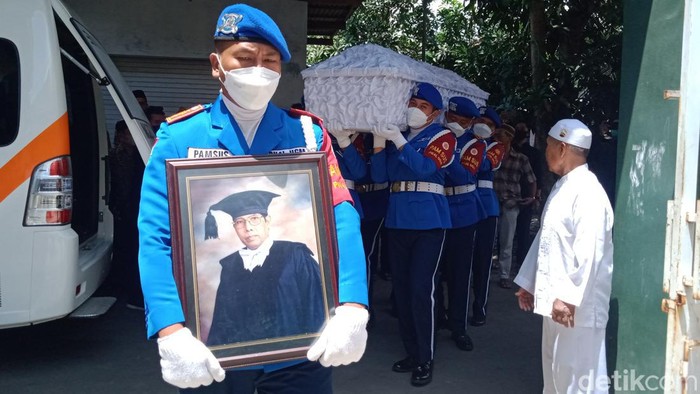 Jenazah Prof Samekto Wibowo Guru Besar UGM dimakamkan di Klaten, Minggu (25/9/2022).