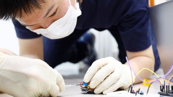 Peneliti memasang ransel elektronik dan sel surya pada kecoa Madagaskar yang mendesis. Eksperimen dilakukan di Thin-Film Device Laboratory dari lembaga penelitian Jepang Riken di Wako, Prefektur Saitama, Jepang, Jumat (16/9).