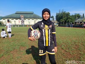 Aksi Lincah Bocah Perempuan Bandung Olah Si Kulit Bundar