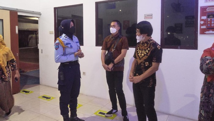 Kak Seto dan rombongan di Rutan Surabaya