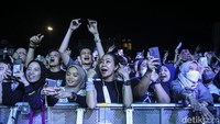 Pesona Andika cs tetap bisa membuat perempuan luluh dan hanyut terbawa suasana menikmat lagu-lagu teranyar Kangen Band. Foto: Rifkianto Nugroho