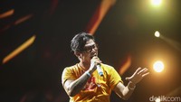 Pesona Andika dan Kangen Band masih melekat dan mampu membuat semua penonton ikut bernyanyi. Foto: Rifkianto Nugroho