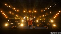 Kangen Band membawakan lagu-lagunya yang hits, seperti Terbang Bersamaku, DOY, Pujaan Hati, Cinta Sampai Mati, dan Tentang Aku, Kau, dan Dia. Foto: Rifkianto Nugroho