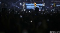 Aksi panggung Kangen Band sangat meriah diiringan koor penonton mengikuti setiap lagu yang mereka bawakan. Foto: Rifkianto Nugroho