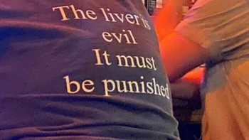 Waduh, minum boleh tapi jangan sering-sering. Foto: shirtsthtgohard via Bored Panda