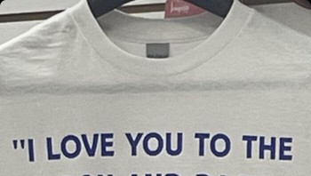 Mencintai seseorang sepanjang Bumi ke Bulan dan balik lagi. Tapi kadang kesal sama orang itu sampai ingin ditinggalkan di Bulan saja, deh! Foto: shirtsthtgohard via Bored Panda