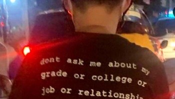 Intinya, hanya tidak ingin diajak ngobrol siapa-siapa. Foto: shirtsthtgohard via Bored Panda