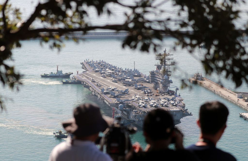 Kapal induk Angkatan Laut AS USS Ronald Reagan mendekati pelabuhan di Busan, Korea Selatan, Jumat (23/9/2022). (Yonhap via REUTERS)