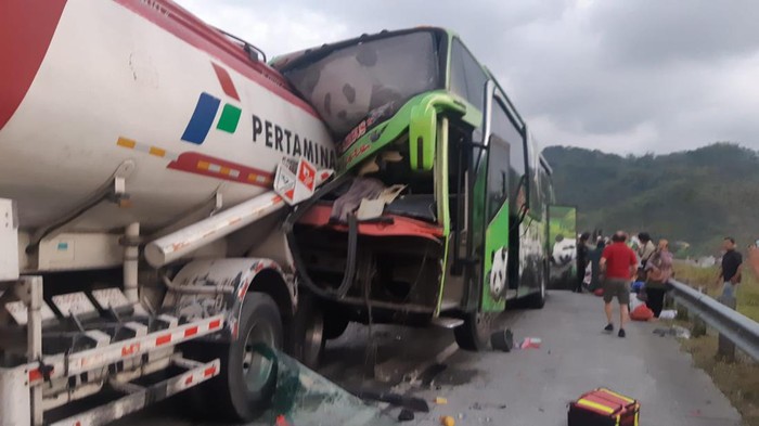Kecelakaan beruntun melibatkan Bus Restu dan truk tangki Pertamina di Tol Pandaan-Malang