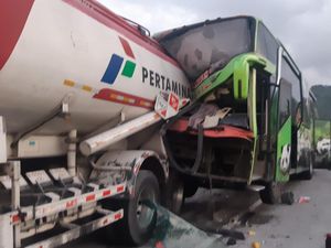 Kronologi Laka Beruntun Bus Restu-Truk Tangki Pertamina Tol Pandaan-Malang