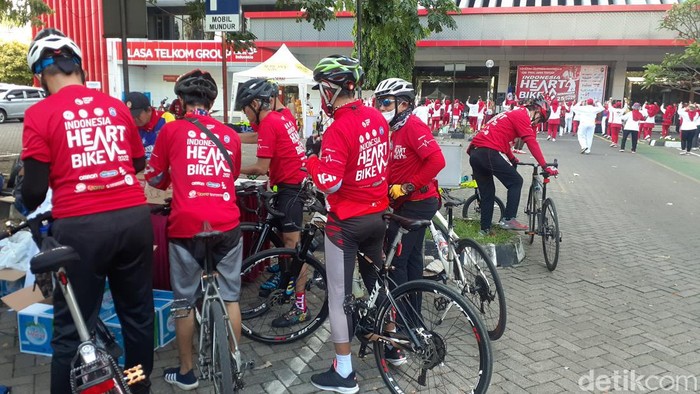 Kegiatan Indonesia Heart Bike di halaman Gedung Telkomsel, Jalan Pahlawan, Semarang, Minggu (25/9/2022).
