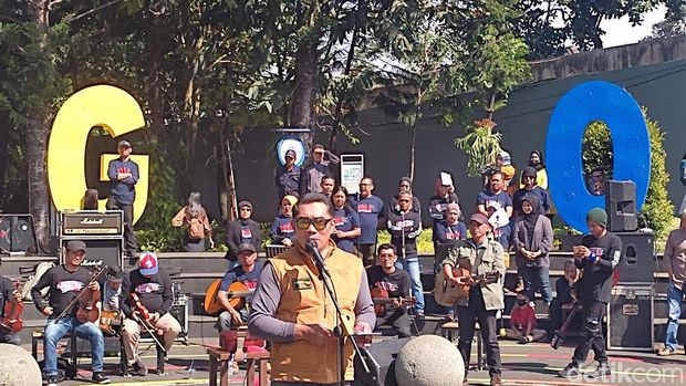 Kelompok Penyanyi Jalanan (KPJ) bawakan konser '32 Menit'