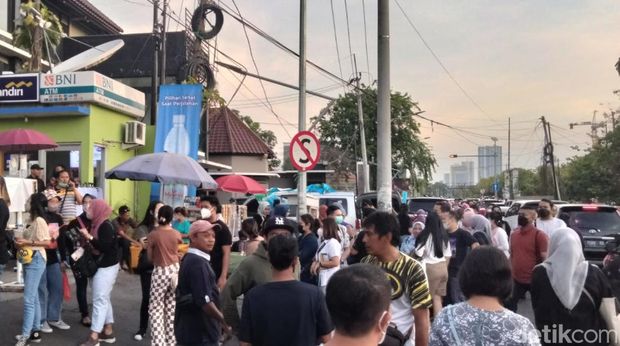 Kemacaetan di depan Jatim Expo Surabaya