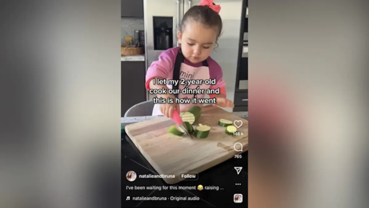 Keren! Bocah 2 Tahun Ini Jago Masak untuk Sang Ibu