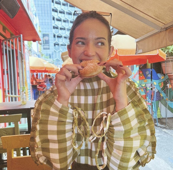 Keseruan Enzy Storia Ngemil Donat hingga Makan Indomie di Luar Negeri Keseruan Enzy Storia Ngemil Donat hingga Makan Indomie di Luar Negeri