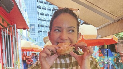 Keseruan Enzy Storia Ngemil Donat hingga Makan Indomie di Luar Negeri