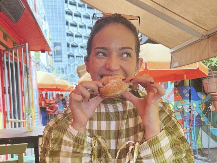 Keseruan Enzy Storia Ngemil Donat hingga Makan Indomie di Luar Negeri